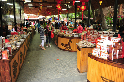 繼續(xù)前往椰田古寨,是一個(gè)景觀、管理、游覽、情景互動(dòng)各方面感覺都比較好的人造人文景觀旅游區(qū)