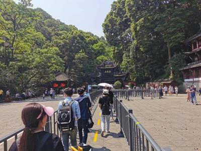 青城山都江堰景區(qū)客流預(yù)警 3萬多人如何做到不扎堆?記者親測(cè)